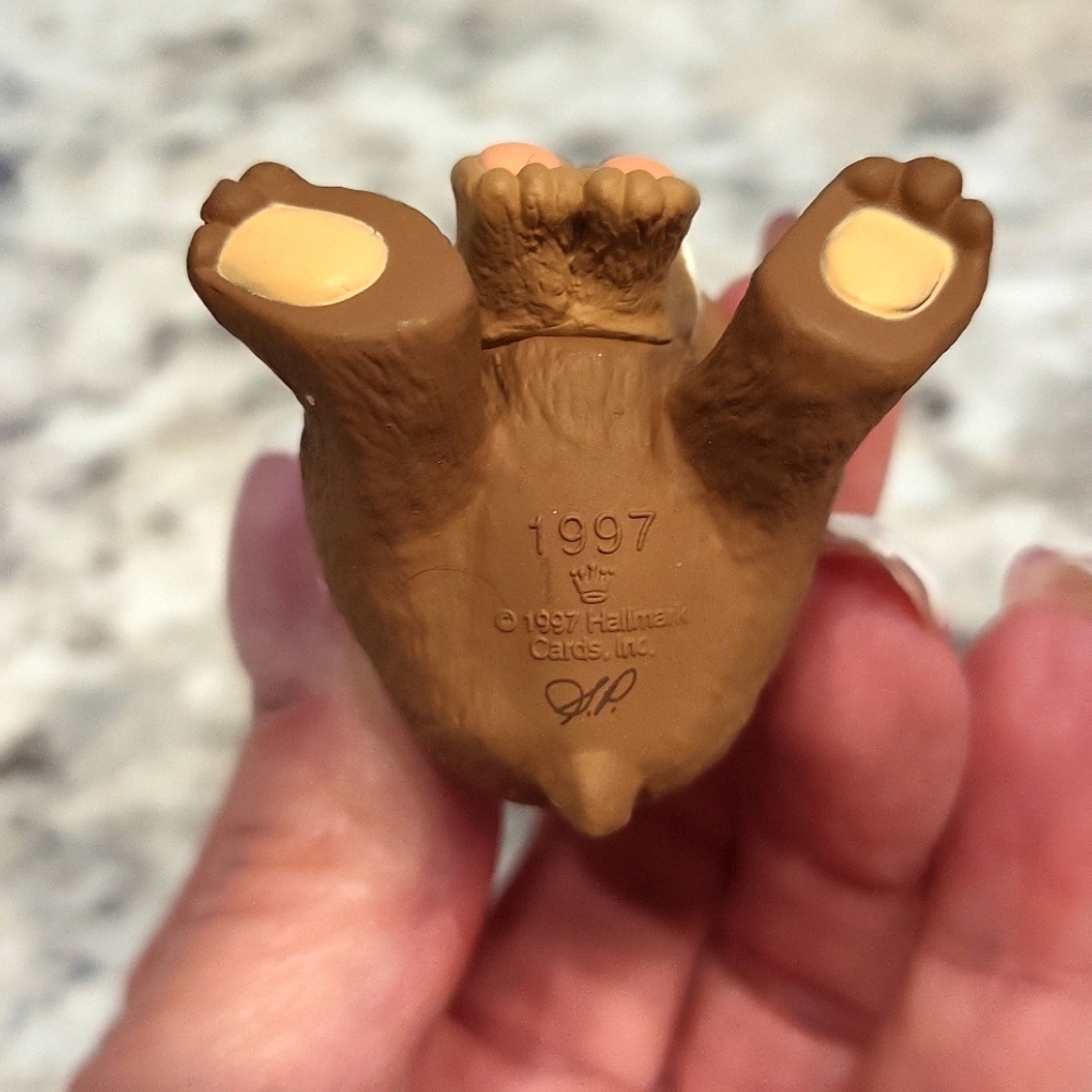 Vintage Hallmark 1997 Grandma Bear Ornament - Picture 7 of 7
